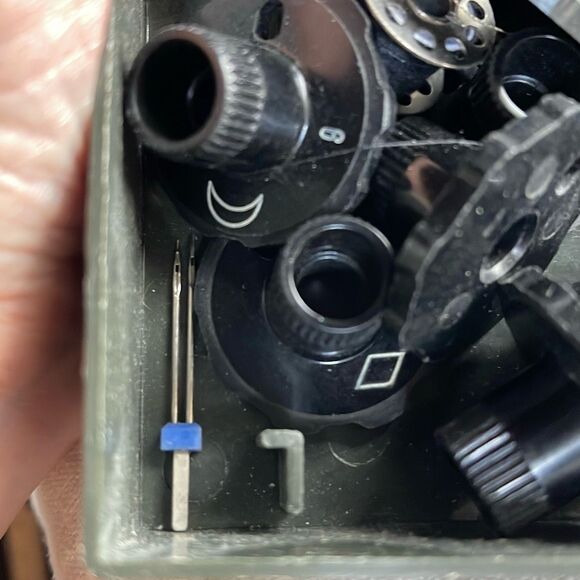 Vintage Wards Signature Sewing Machine extra parts, instruction book and quick s - Picture 6 of 13